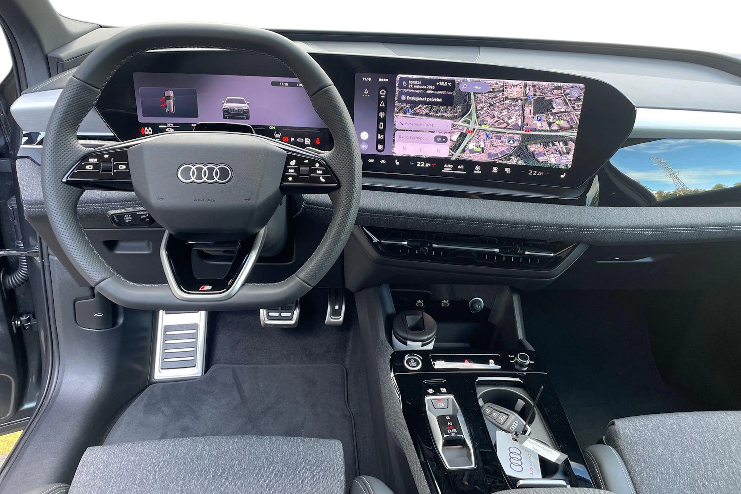 harmaa Audi Q6 e-tron 2026 kuva 7.