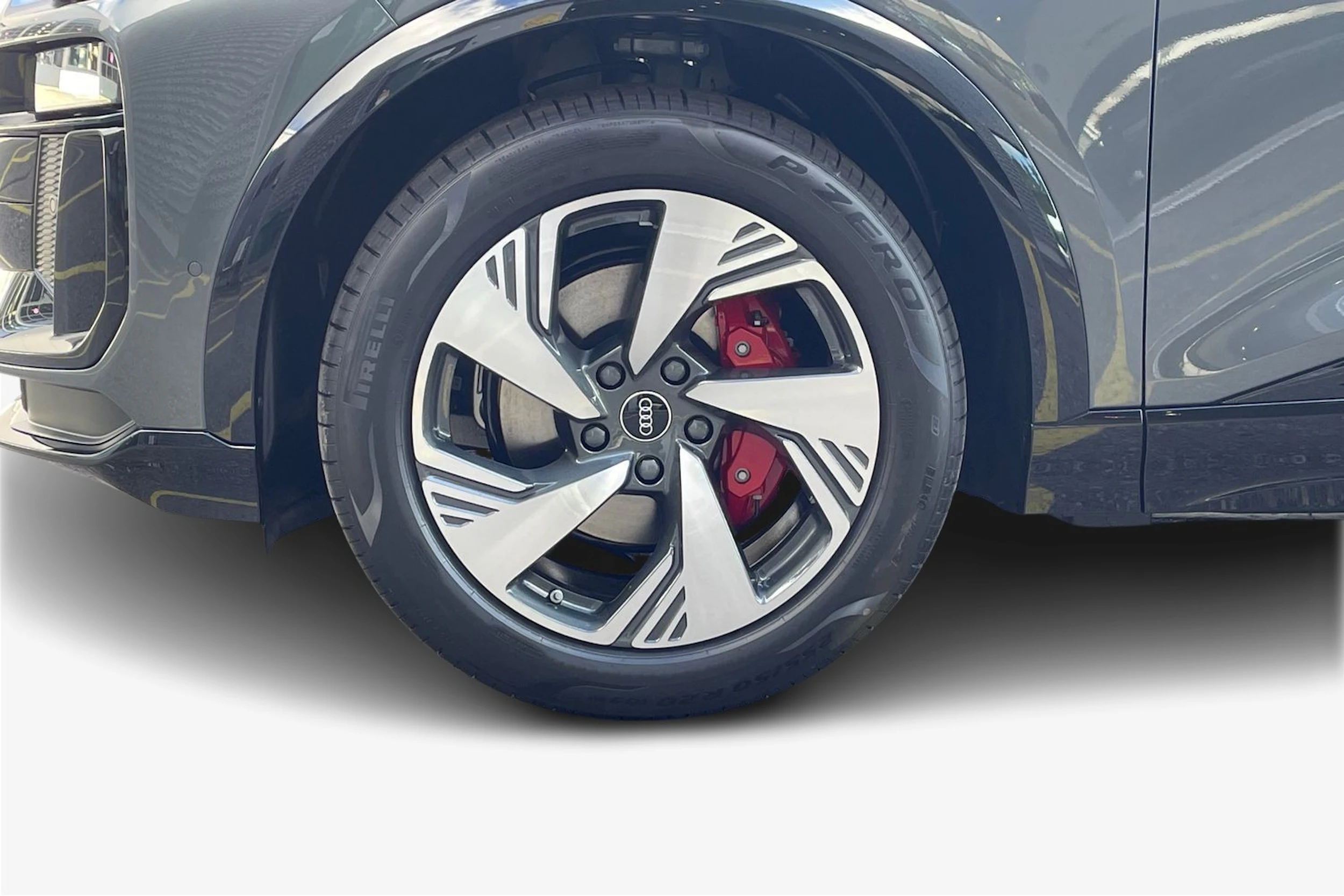 harmaa Audi Q6 e-tron 2026 kuva 9.