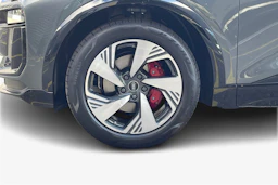 harmaa Audi Q6 e-tron 2026 kuva 9.