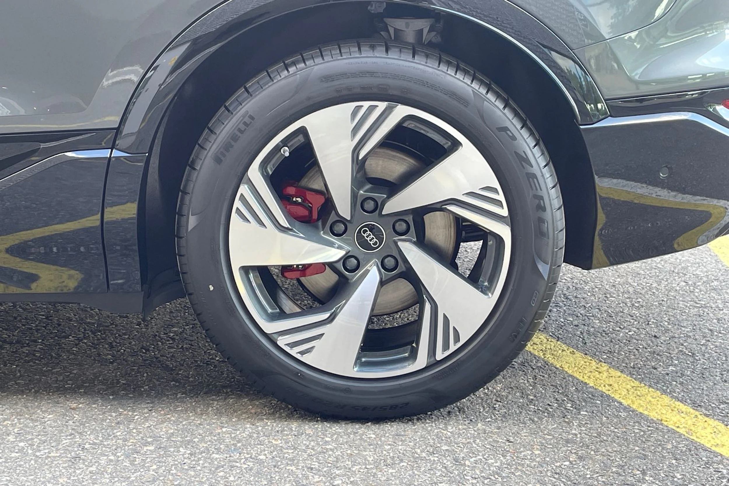 harmaa Audi Q6 e-tron 2026 kuva 10.