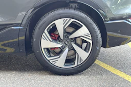 harmaa Audi Q6 e-tron 2026 kuva 10.