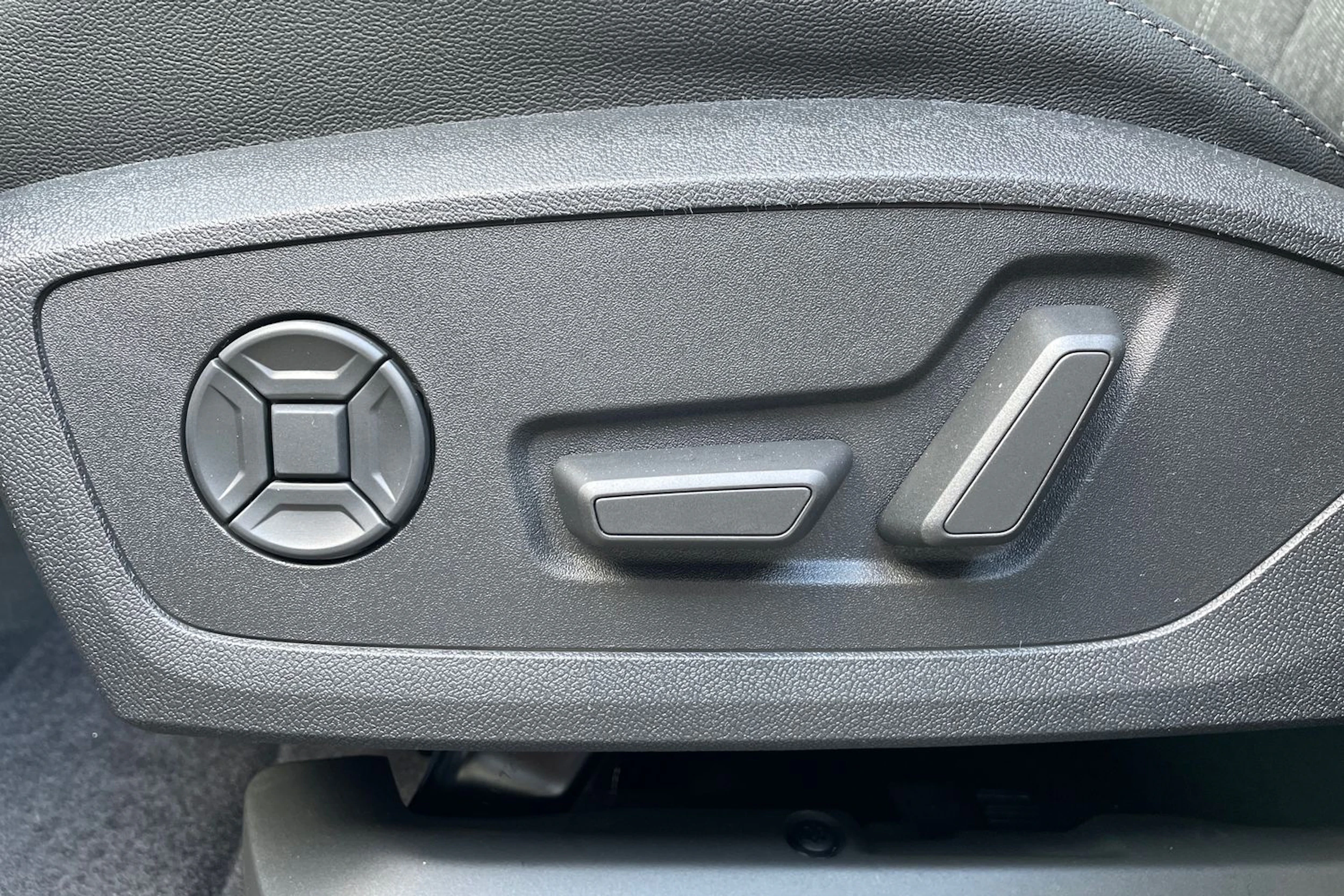 harmaa Audi Q6 e-tron 2026 kuva 11.
