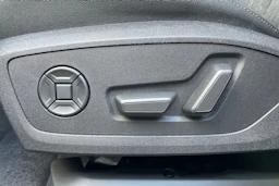 harmaa Audi Q6 e-tron 2026 kuva 11.