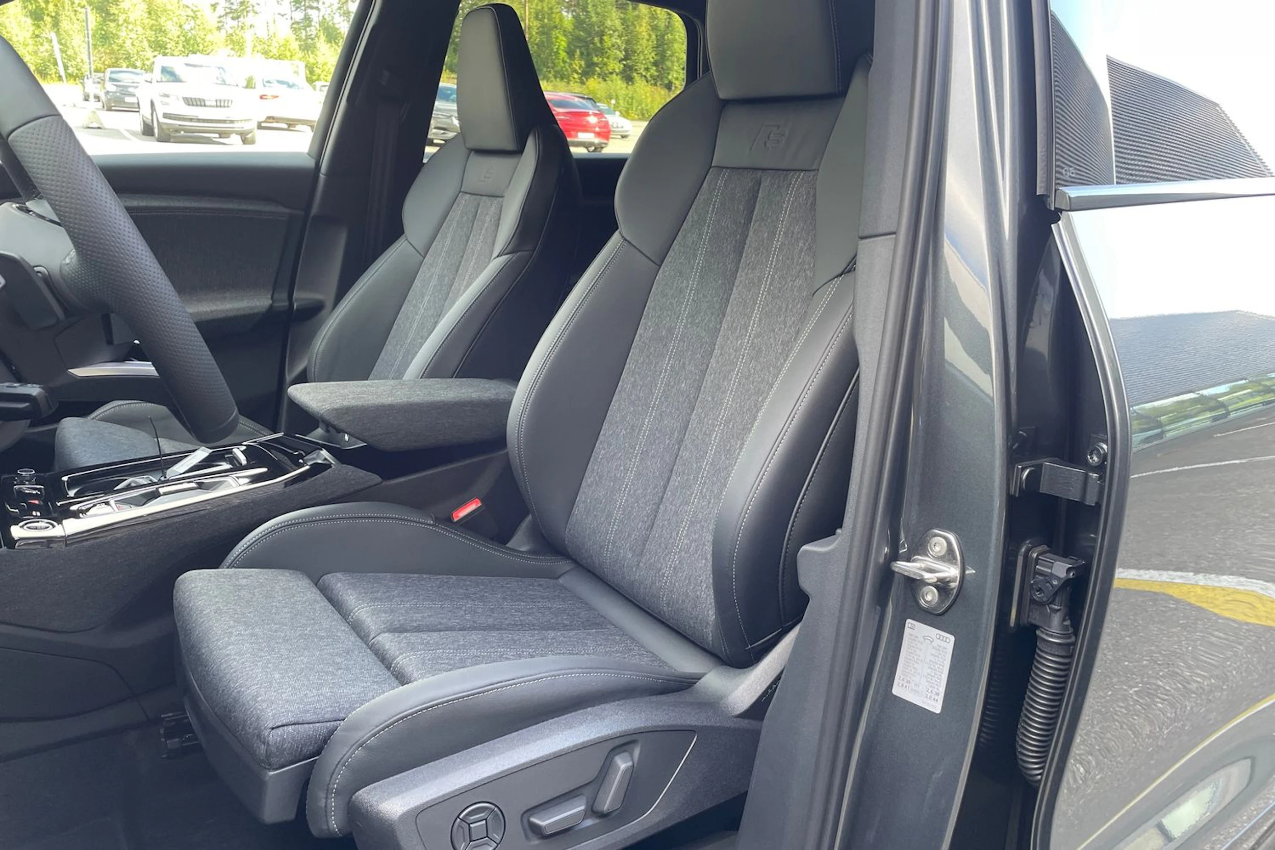 harmaa Audi Q6 e-tron 2026 kuva 12.