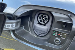 harmaa Audi Q6 e-tron 2026 kuva 18.