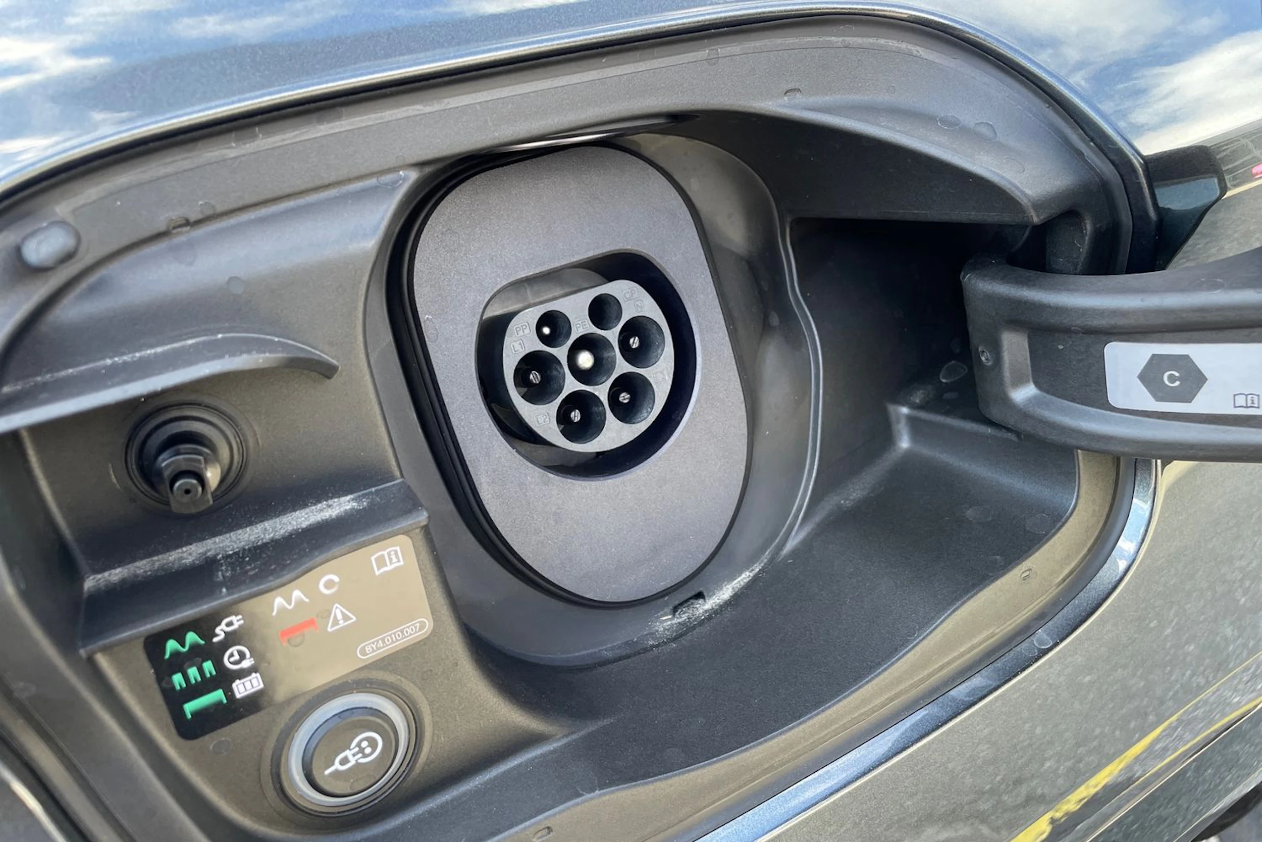 harmaa Audi Q6 e-tron 2026 kuva 19.