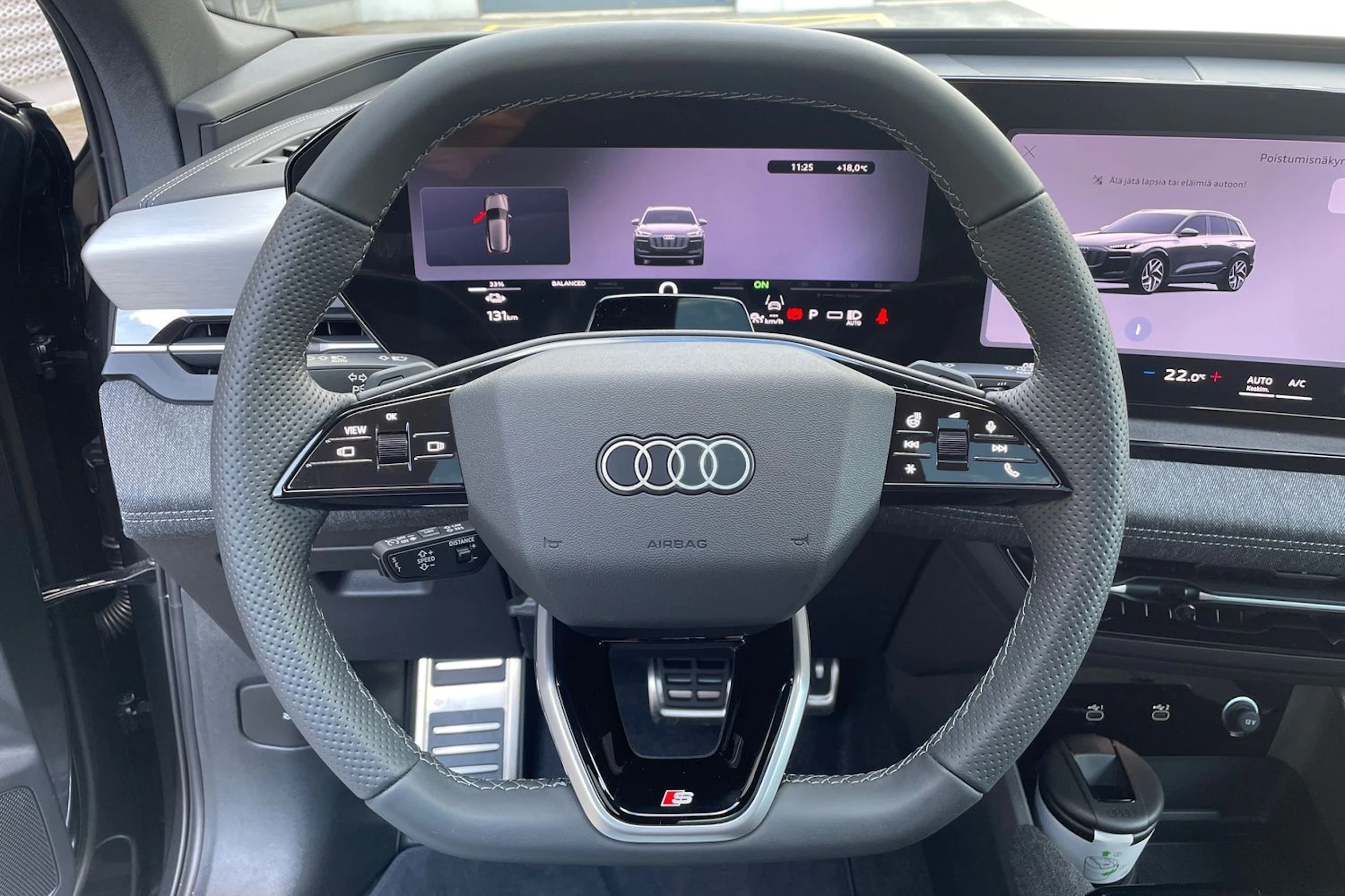 harmaa Audi Q6 e-tron 2026 kuva 28.