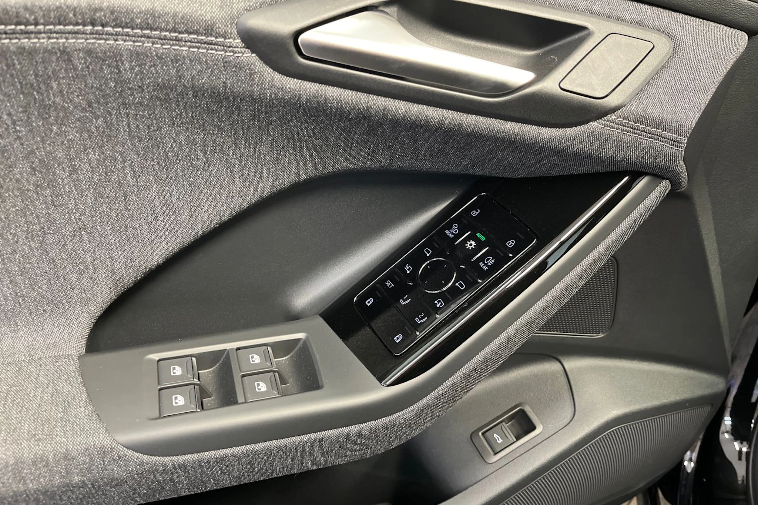 mythos musta Audi Q6 e-tron 2026 kuva 15.