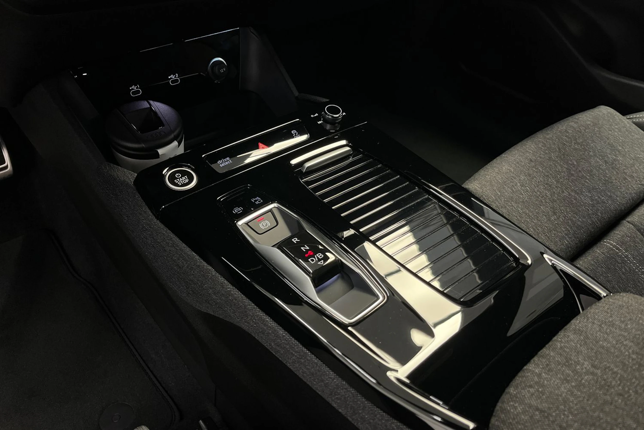 mythos musta Audi Q6 e-tron 2026 kuva 16.
