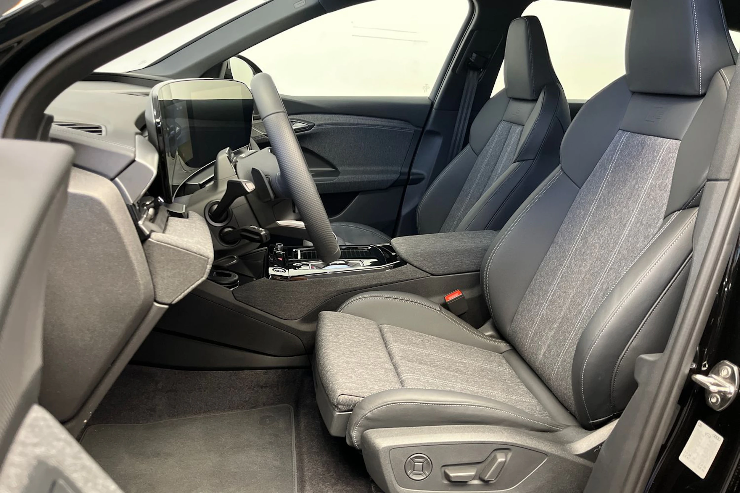 mythos musta Audi Q6 e-tron 2026 kuva 19.
