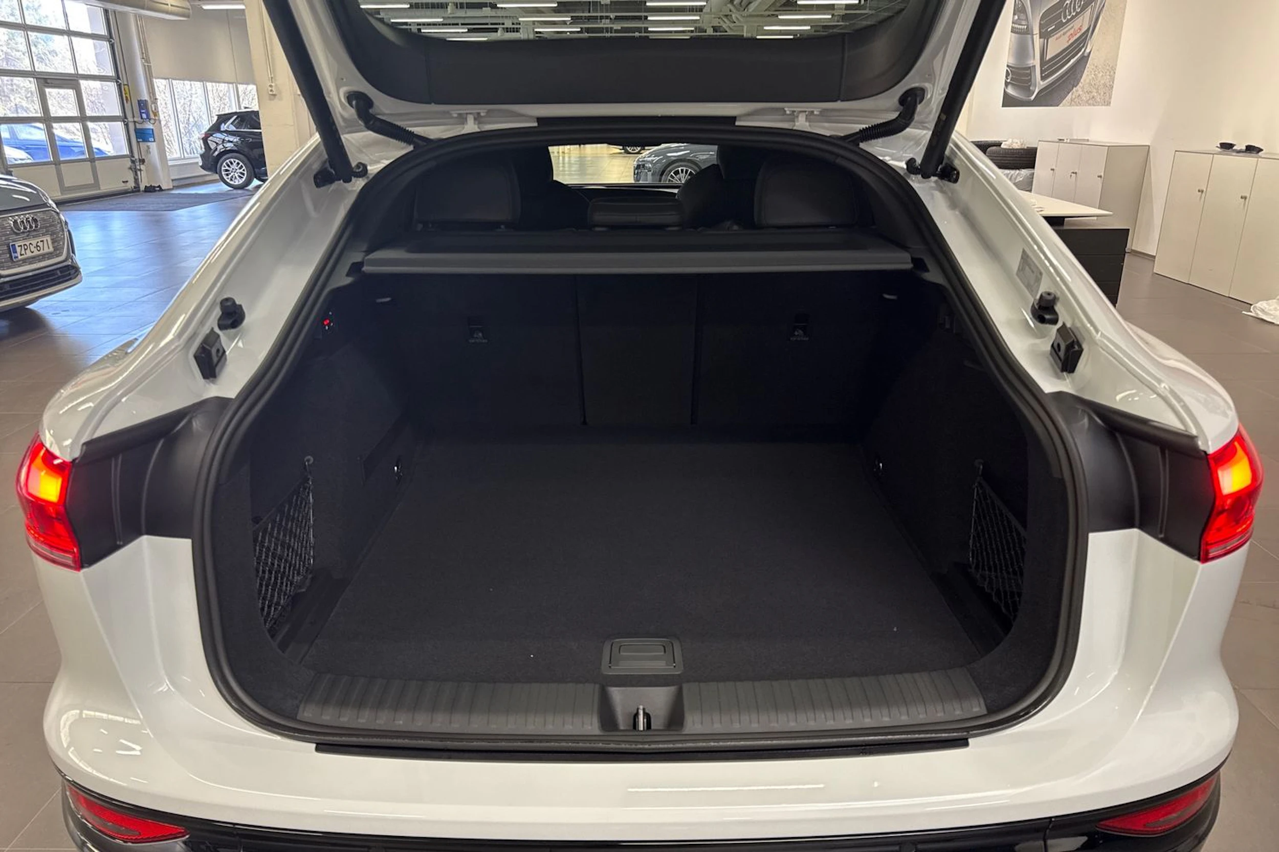 met. valkoinen Audi Q6 e-tron 2026 kuva 11.