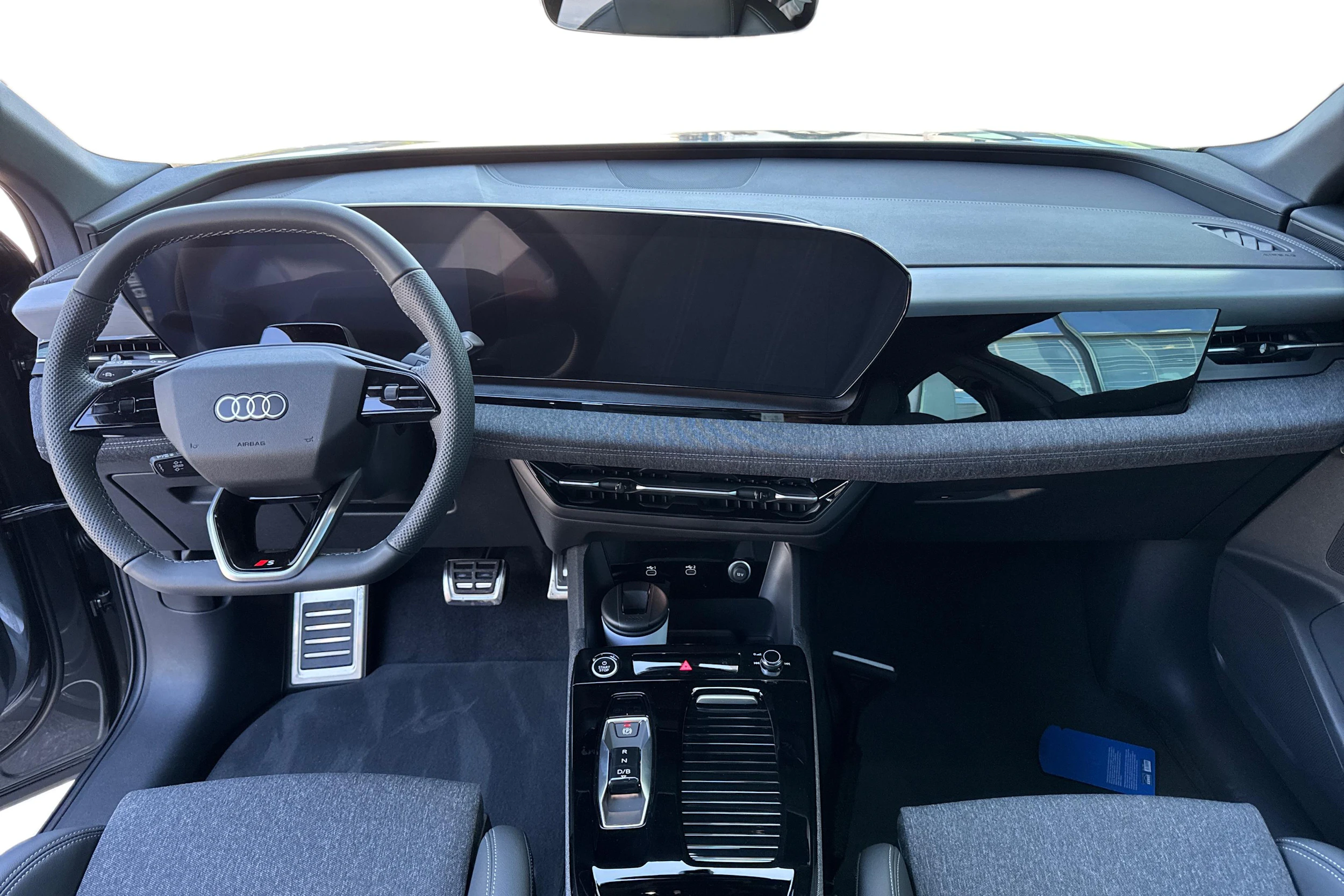 harmaa Audi Q6 e-tron 2026 kuva 7.