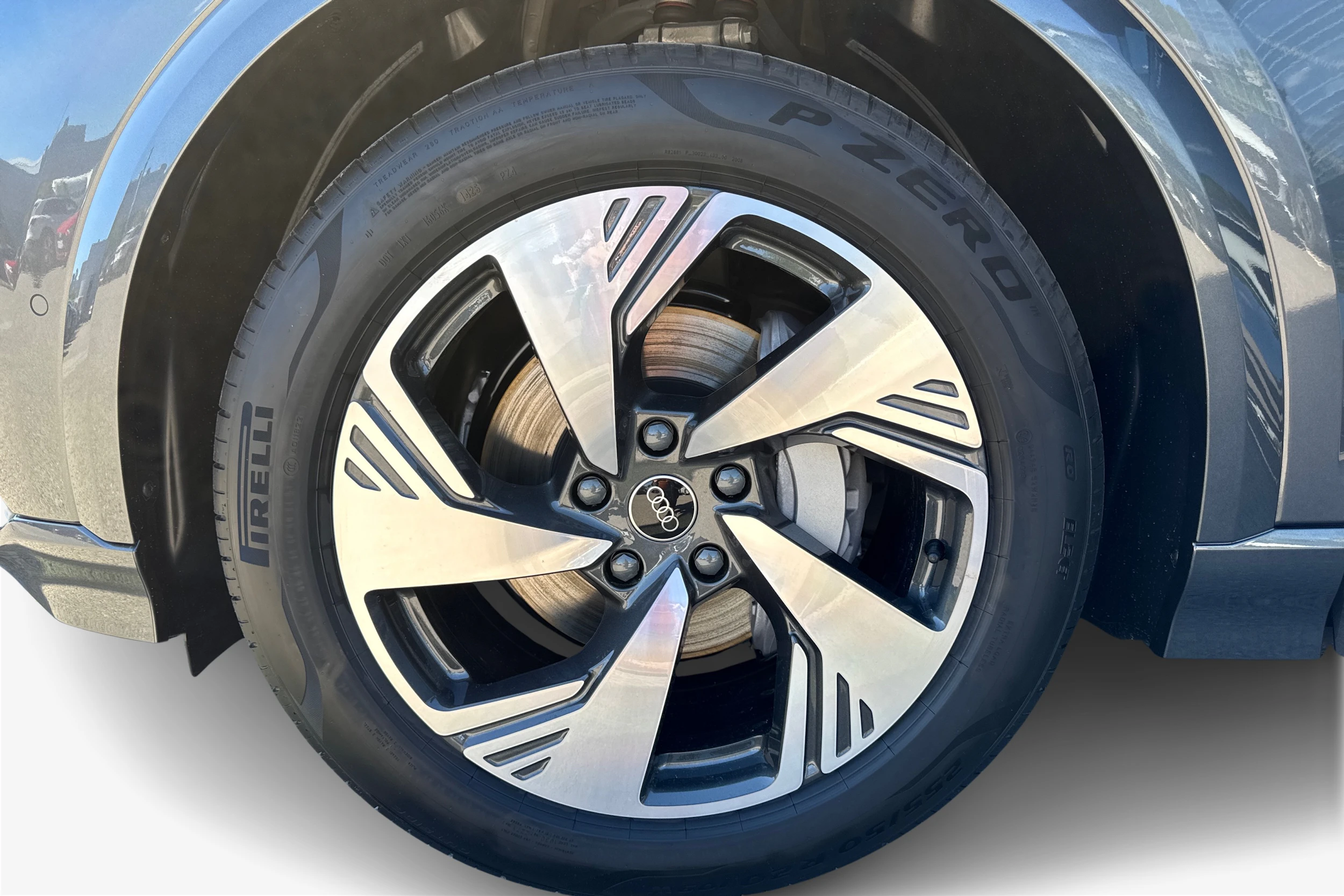 harmaa Audi Q6 e-tron 2026 kuva 9.