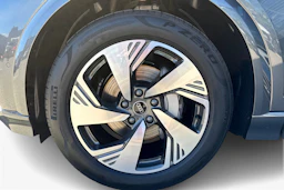 harmaa Audi Q6 e-tron 2026 kuva 9.