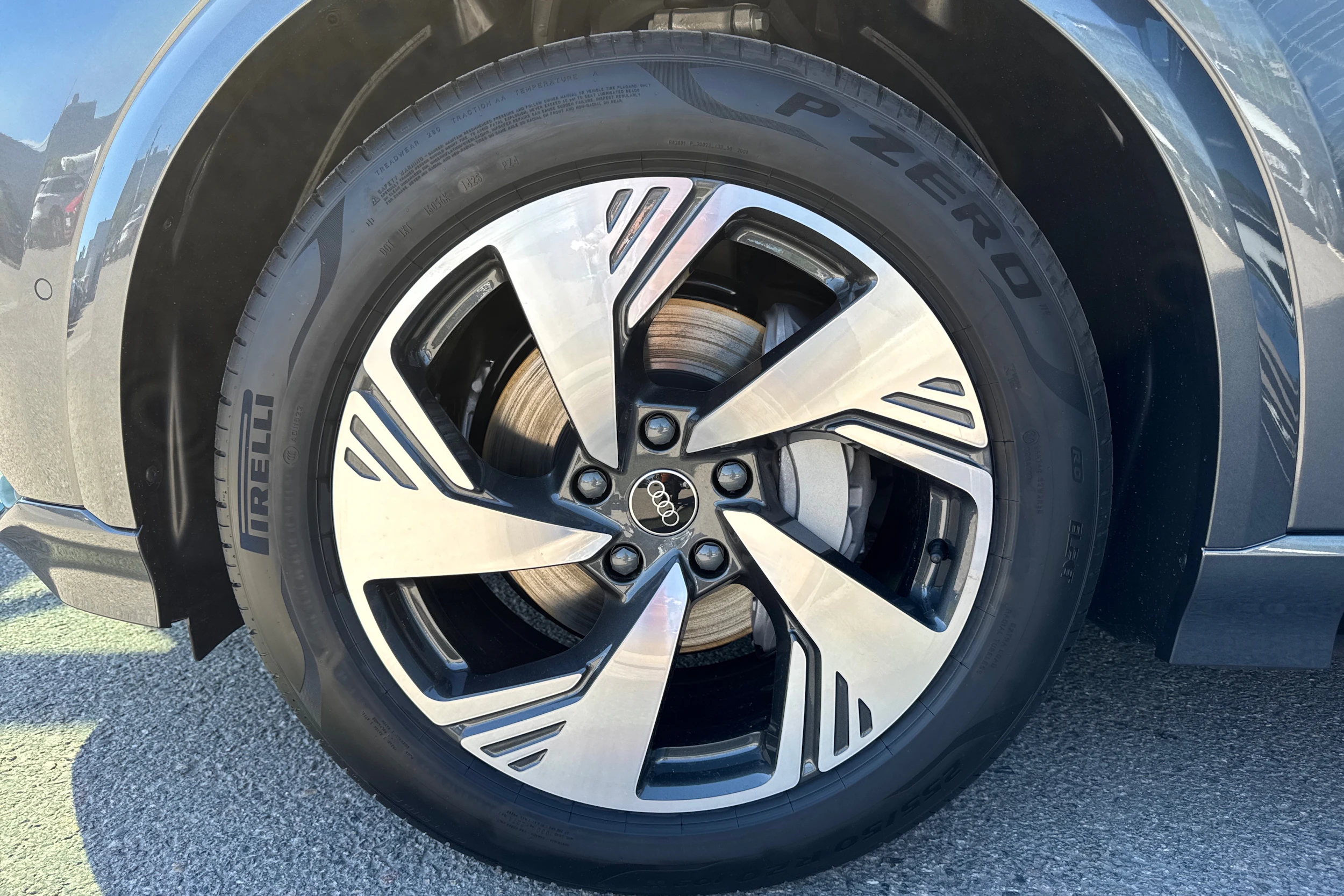 harmaa Audi Q6 e-tron 2026 kuva 10.