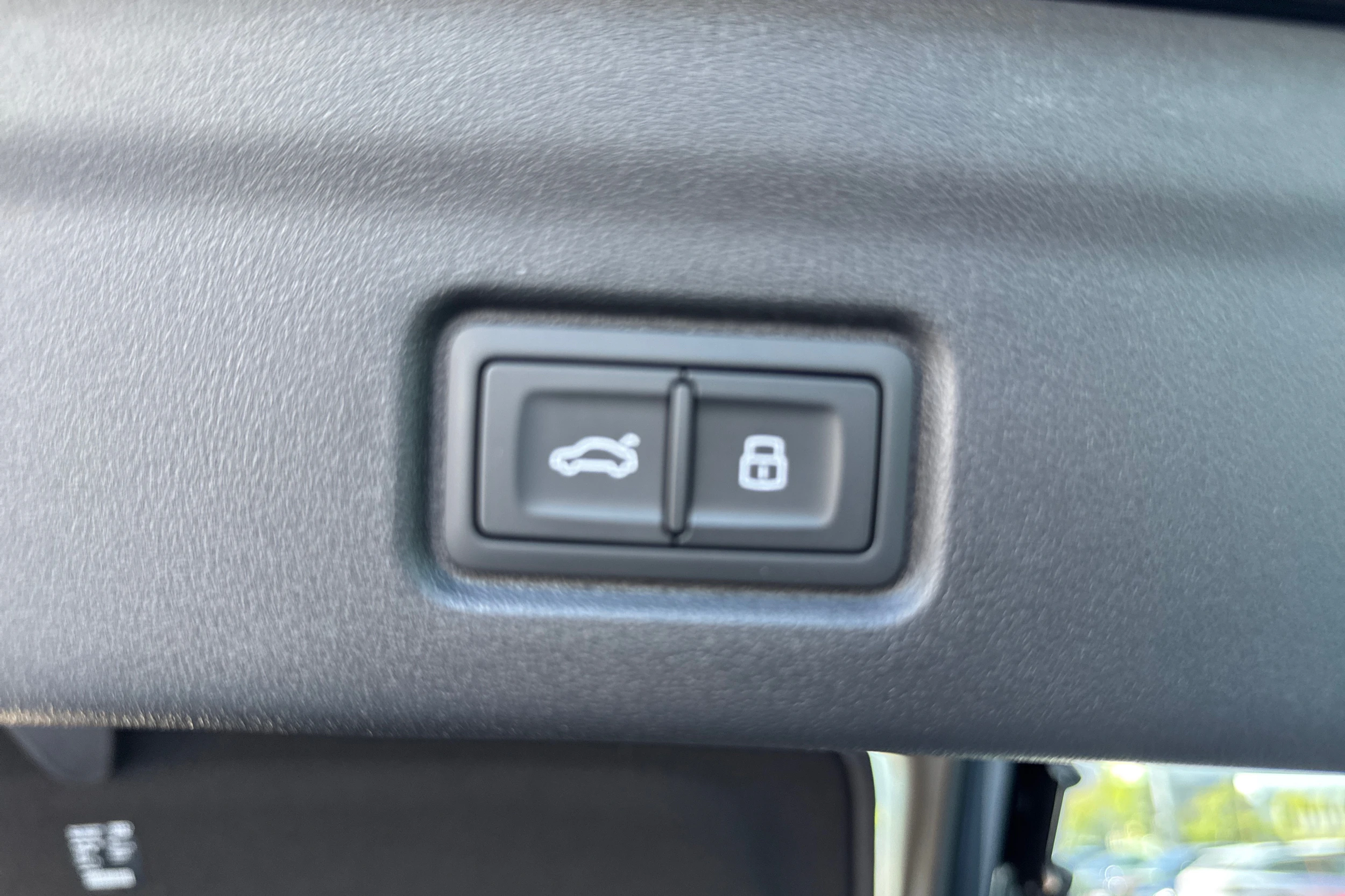 harmaa Audi Q6 e-tron 2026 kuva 12.