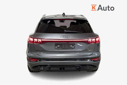 harmaa Audi Q6 e-tron 2026 kuva 3.
