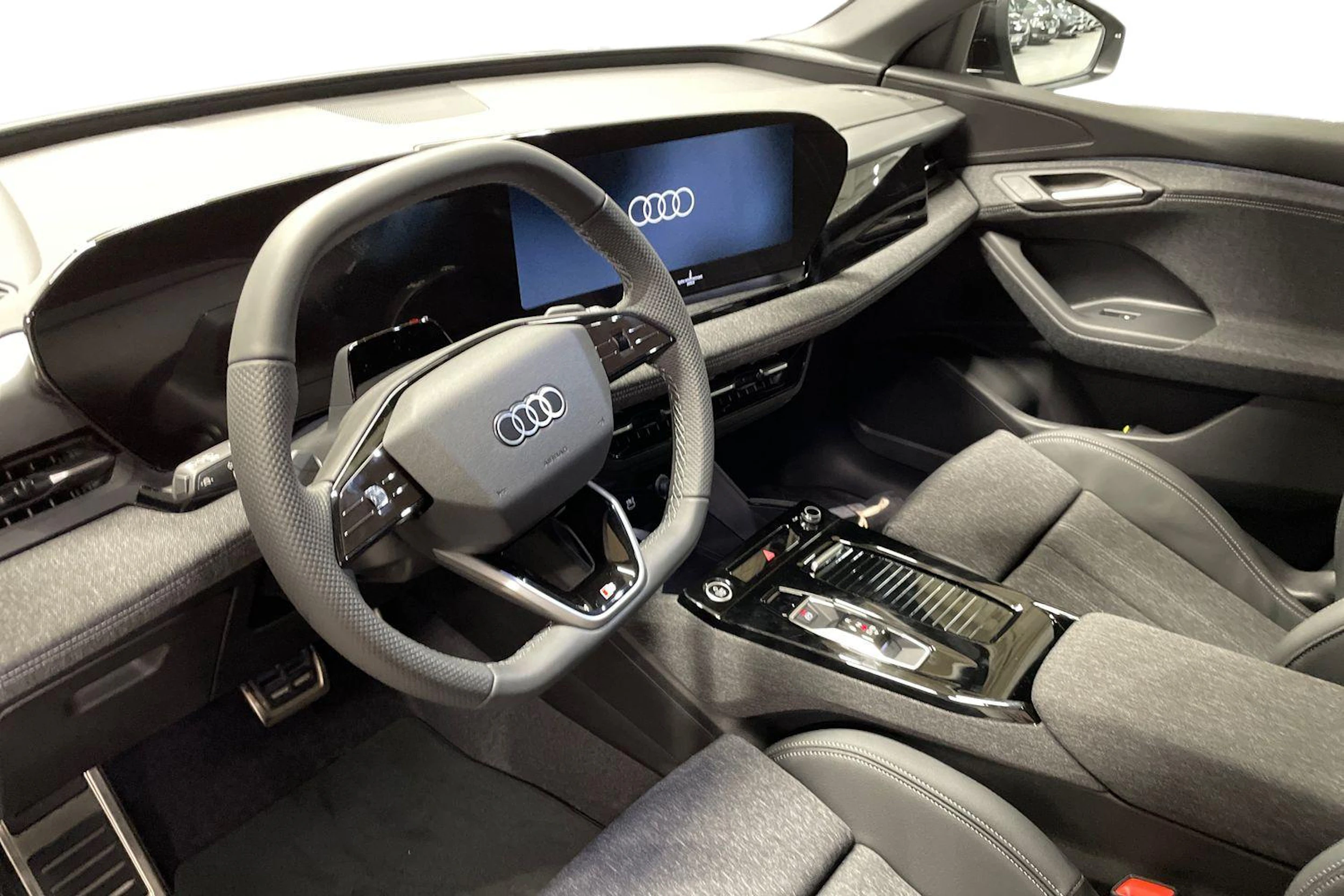 harmaa Audi Q6 e-tron 2026 kuva 6.