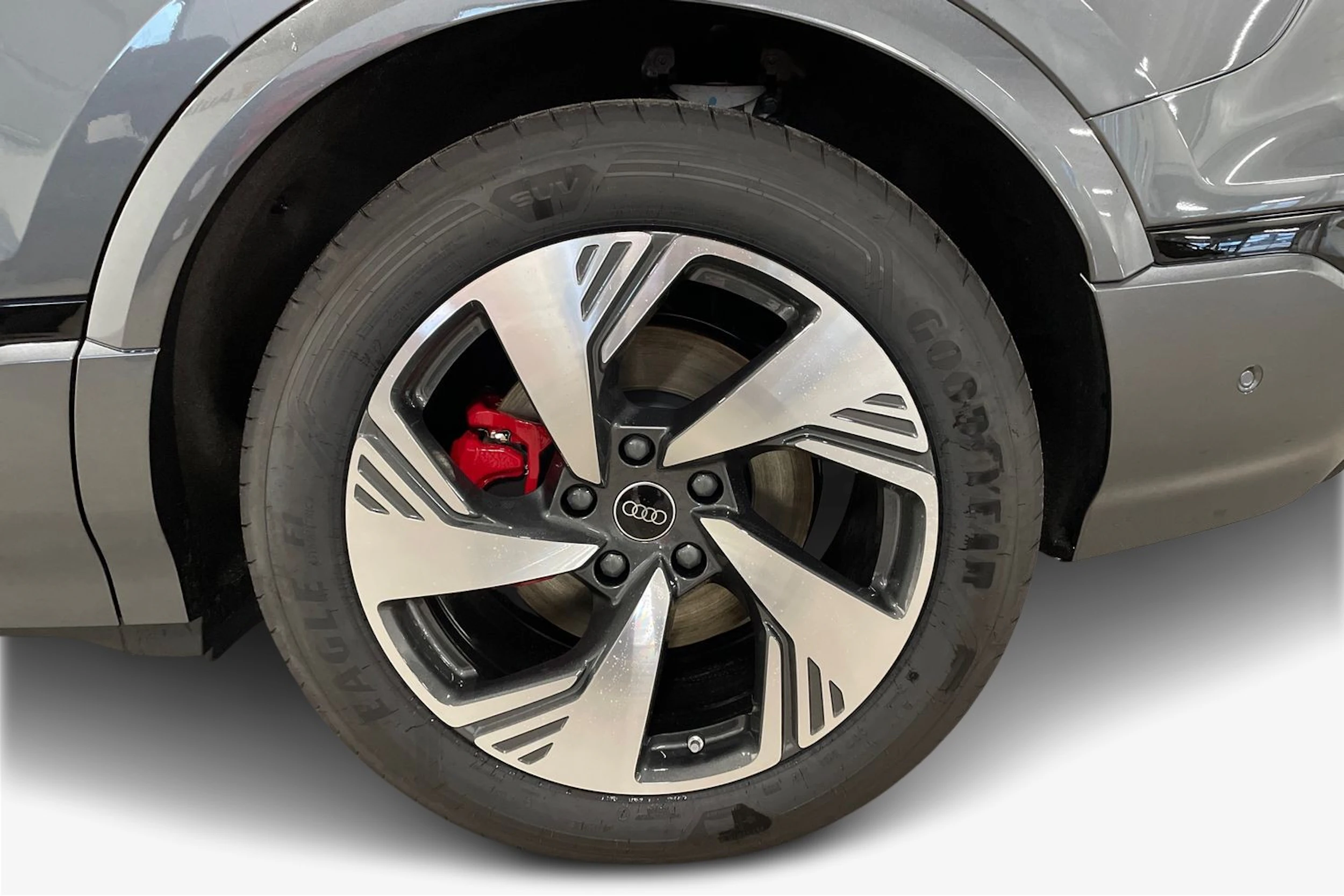 harmaa Audi Q6 e-tron 2026 kuva 9.