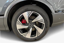 harmaa Audi Q6 e-tron 2026 kuva 9.