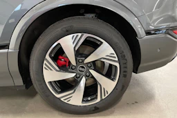 harmaa Audi Q6 e-tron 2026 kuva 10.