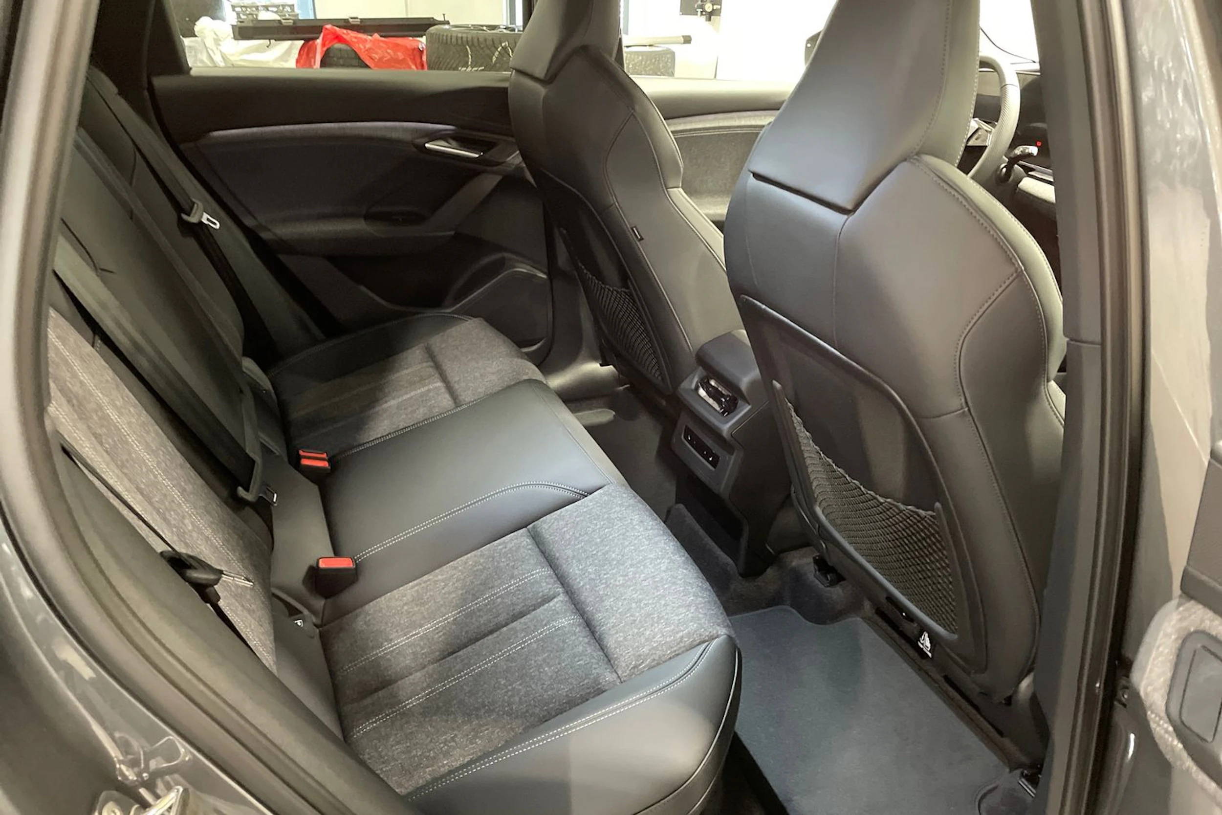 harmaa Audi Q6 e-tron 2026 kuva 13.