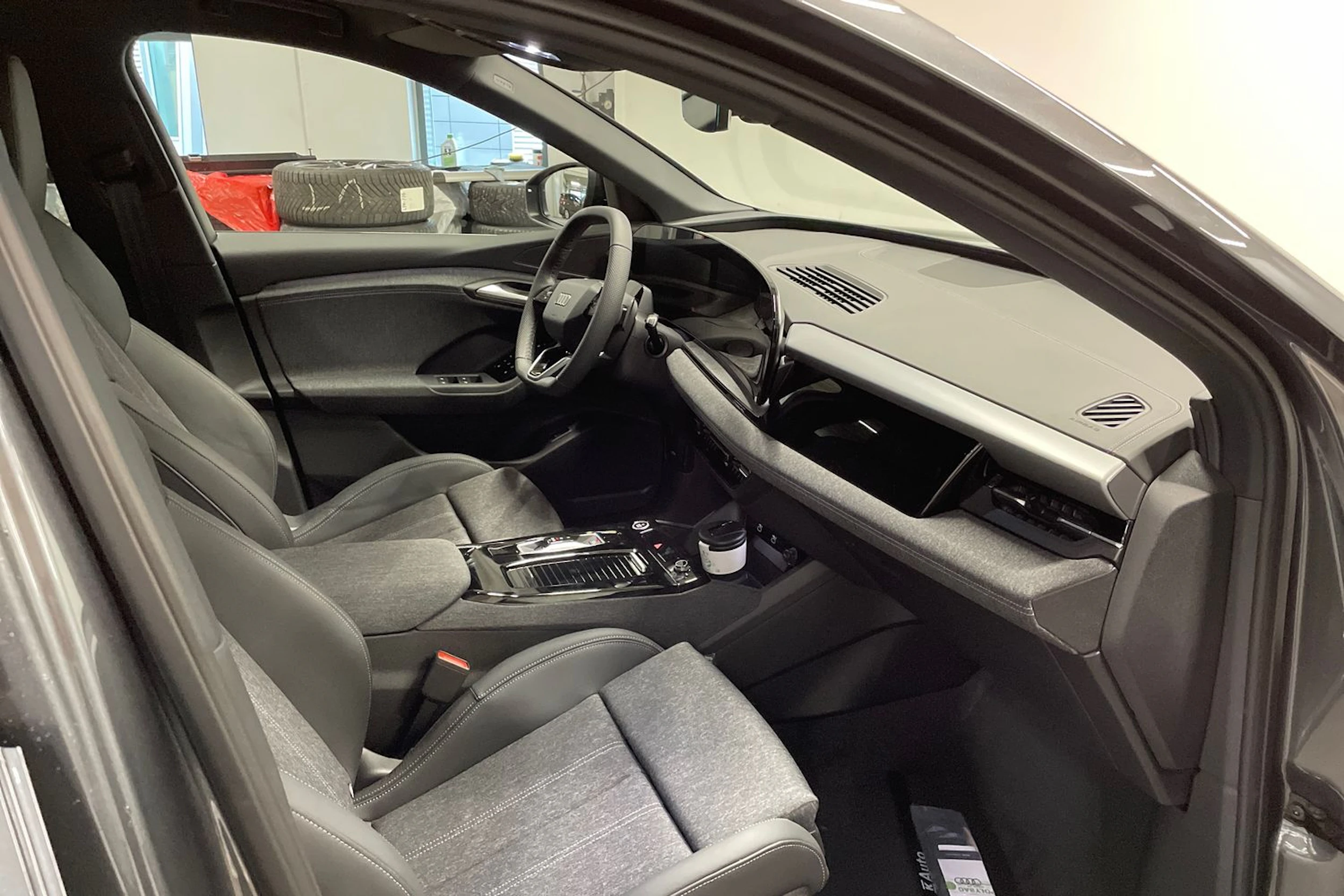 harmaa Audi Q6 e-tron 2026 kuva 14.