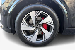 musta Audi Q6 e-tron 2026 kuva 9.