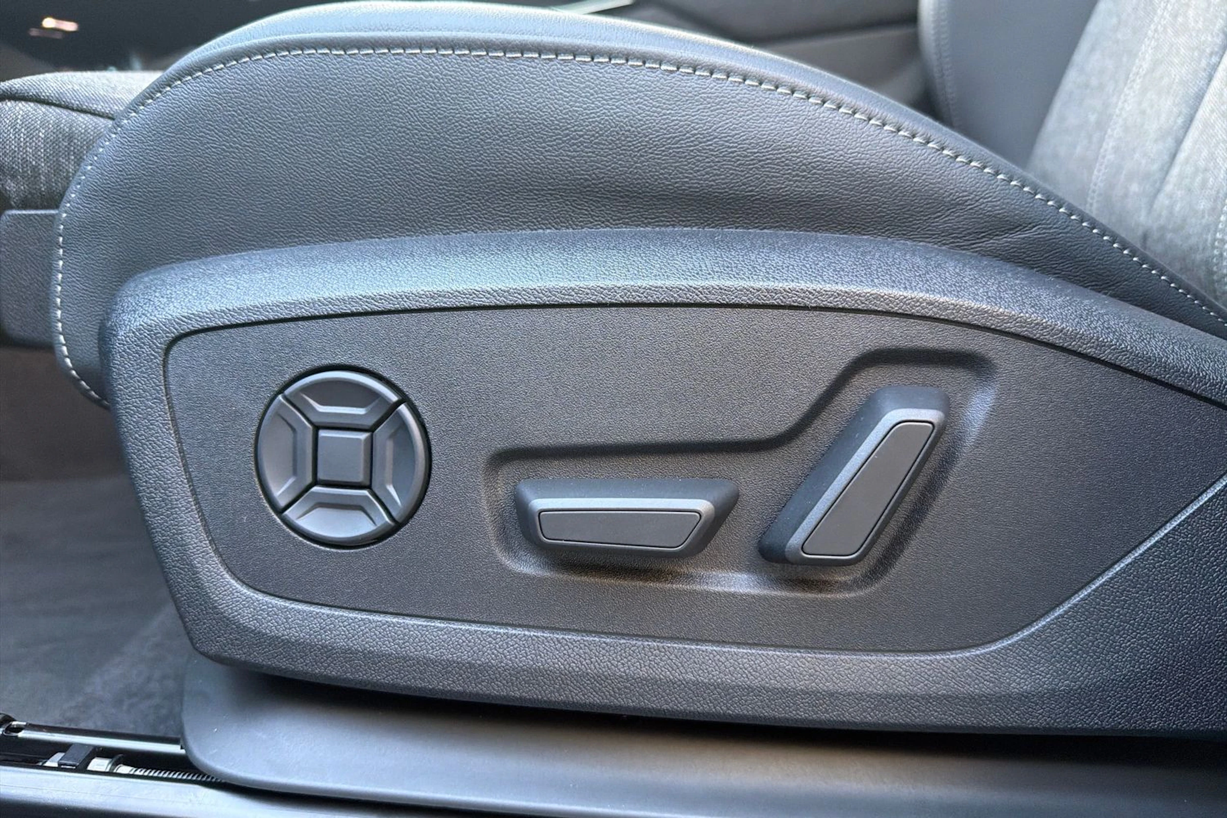 musta Audi Q6 e-tron 2026 kuva 15.