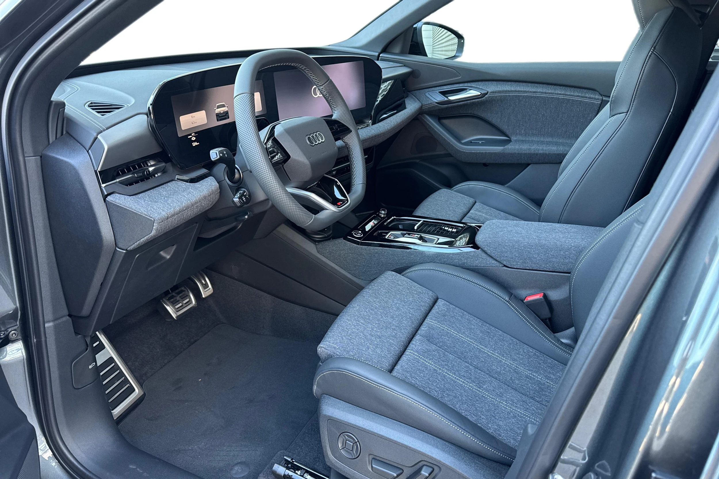 harmaa Audi Q6 e-tron 2026 kuva 6.