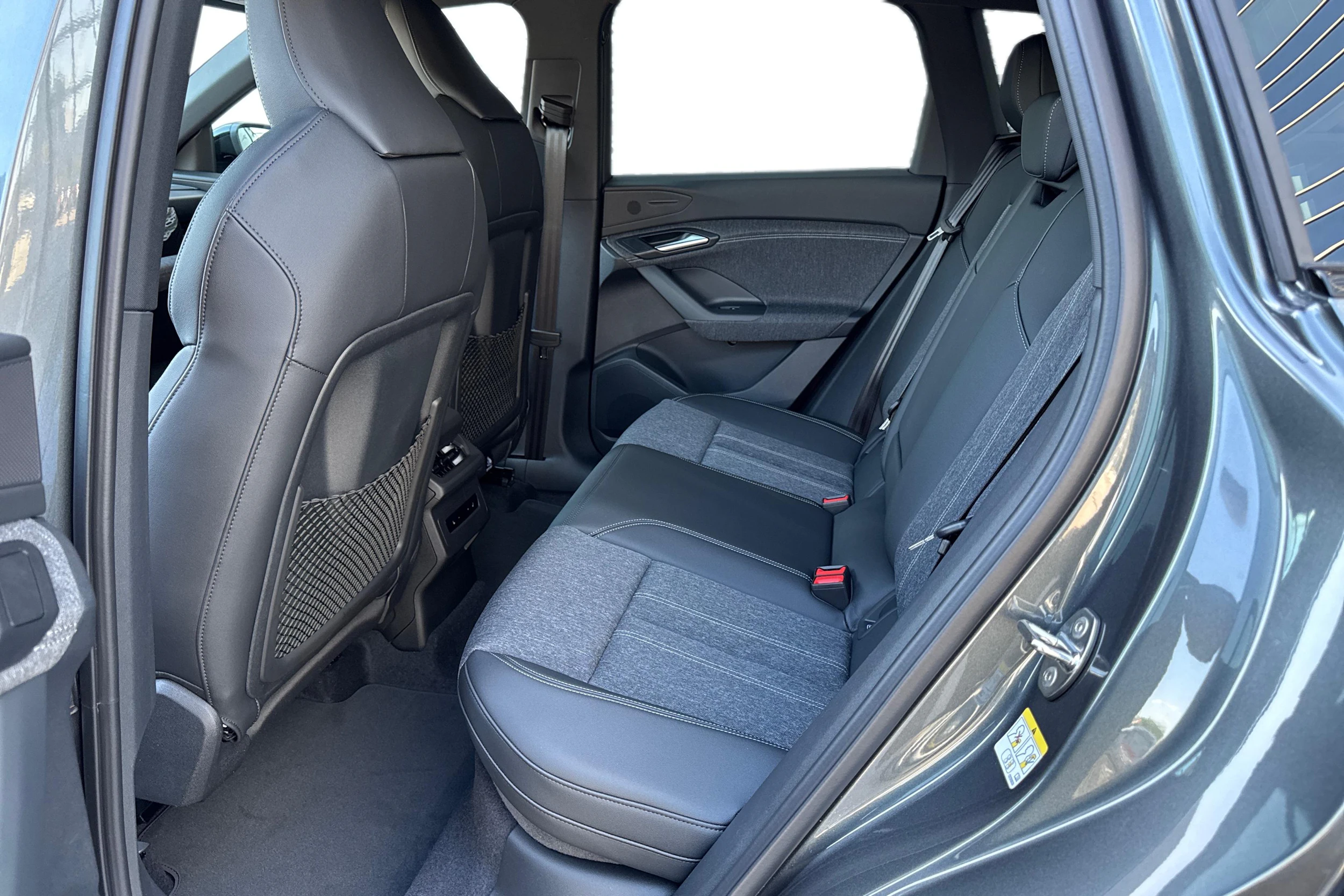 harmaa Audi Q6 e-tron 2026 kuva 8.