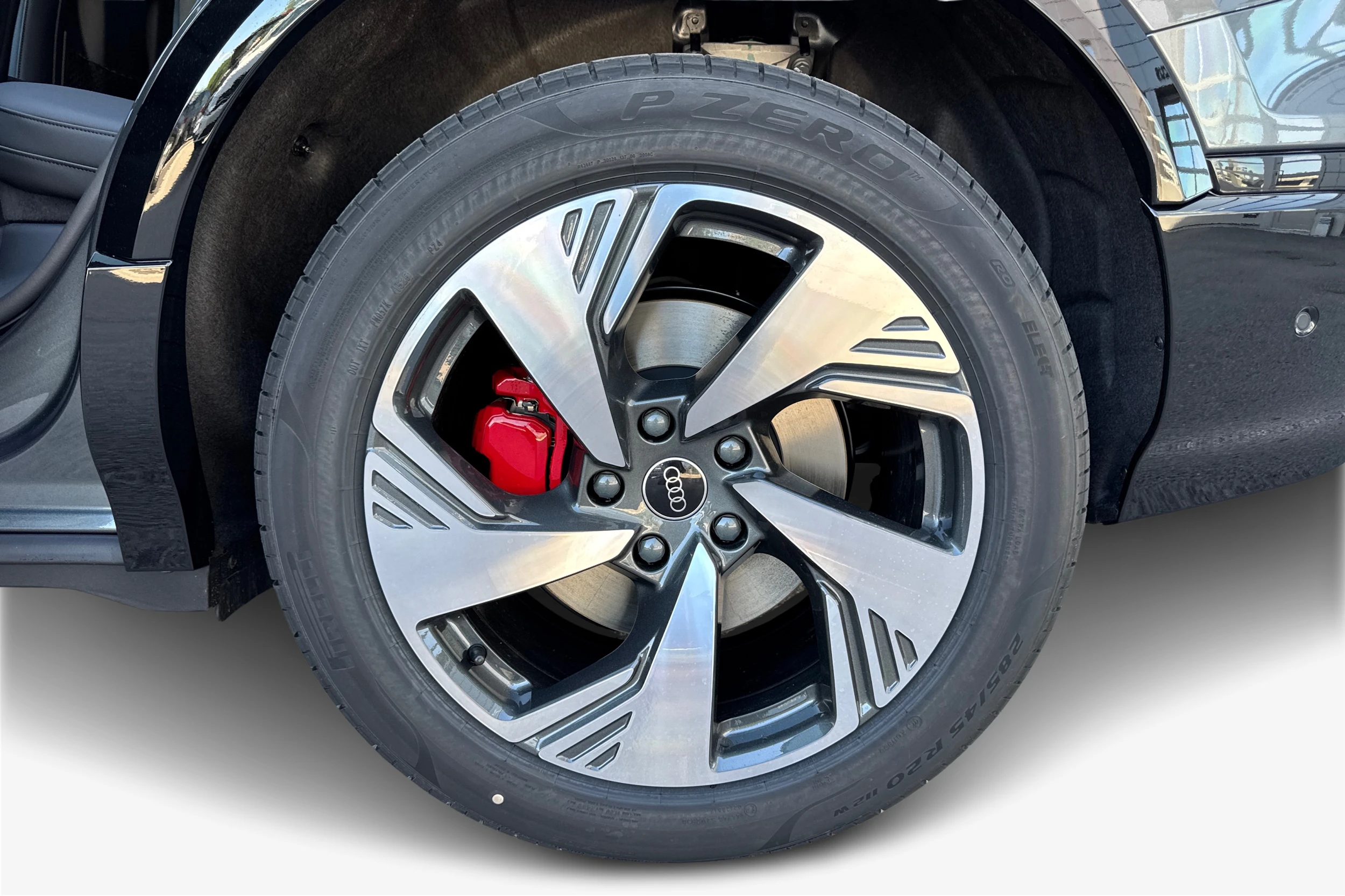 harmaa Audi Q6 e-tron 2026 kuva 9.