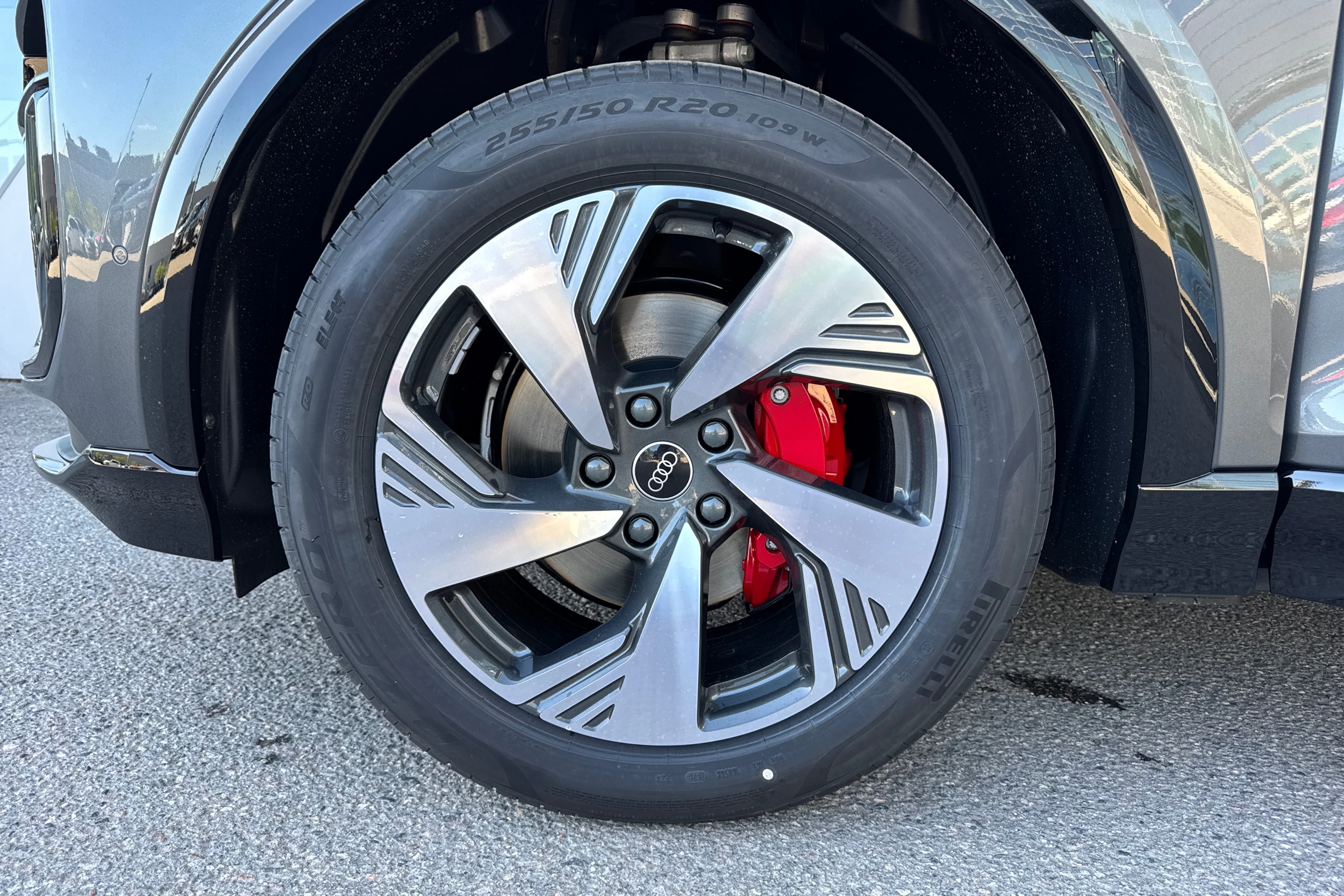 harmaa Audi Q6 e-tron 2026 kuva 10.
