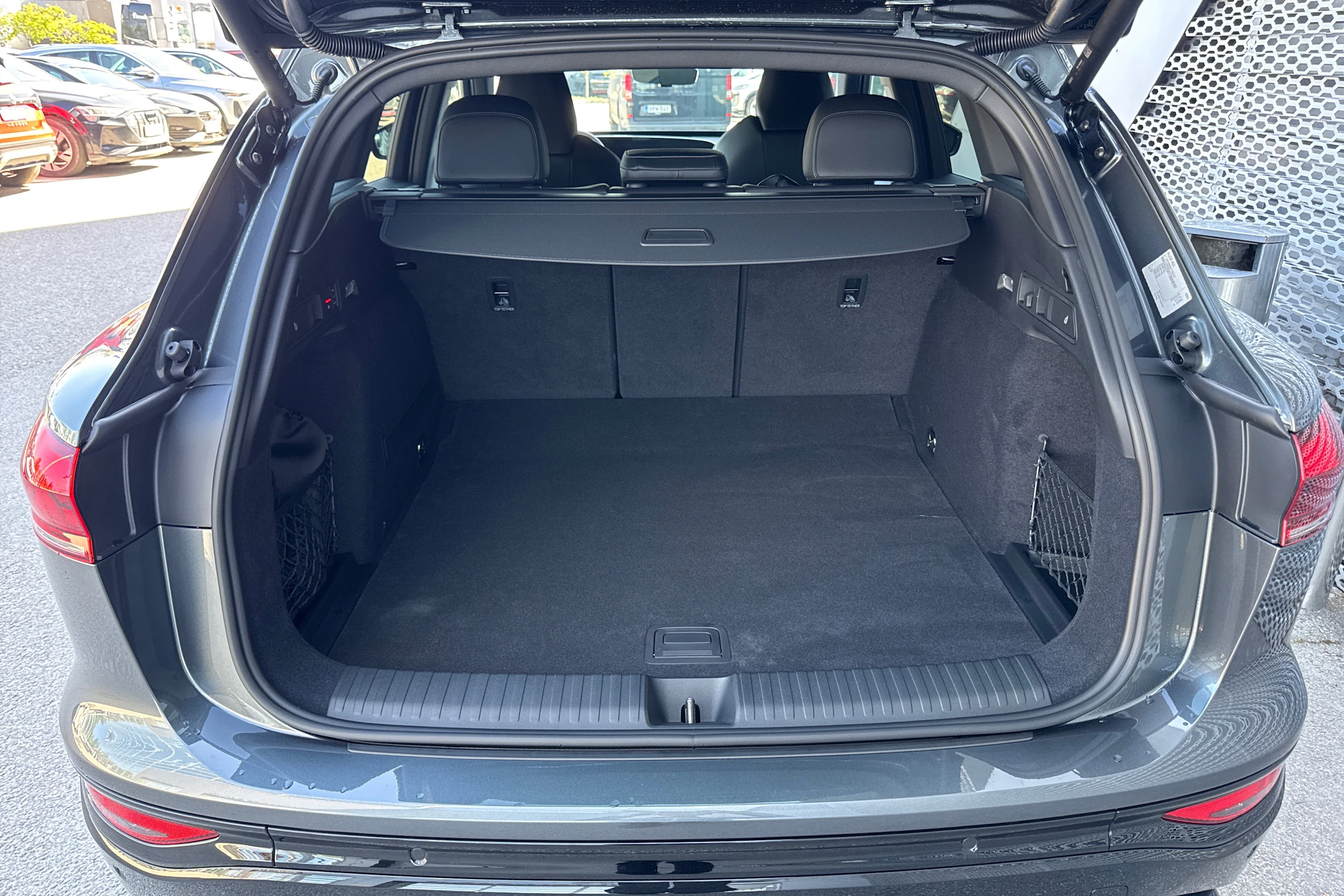 harmaa Audi Q6 e-tron 2026 kuva 13.