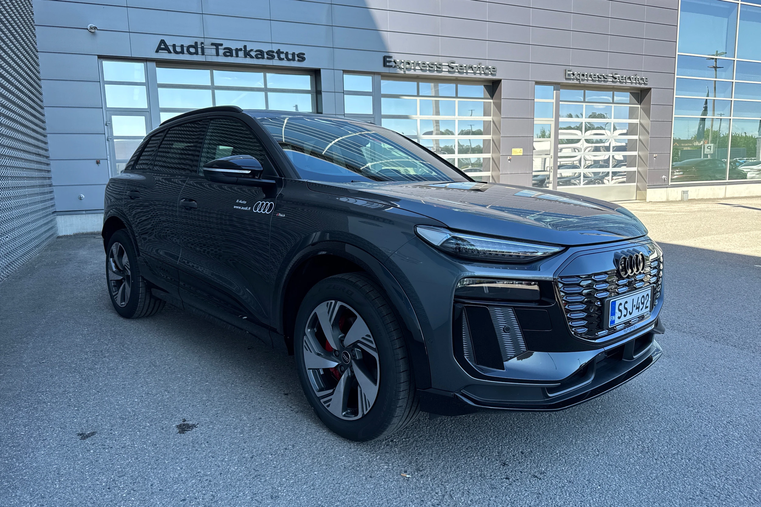 harmaa Audi Q6 e-tron 2026 kuva 16.