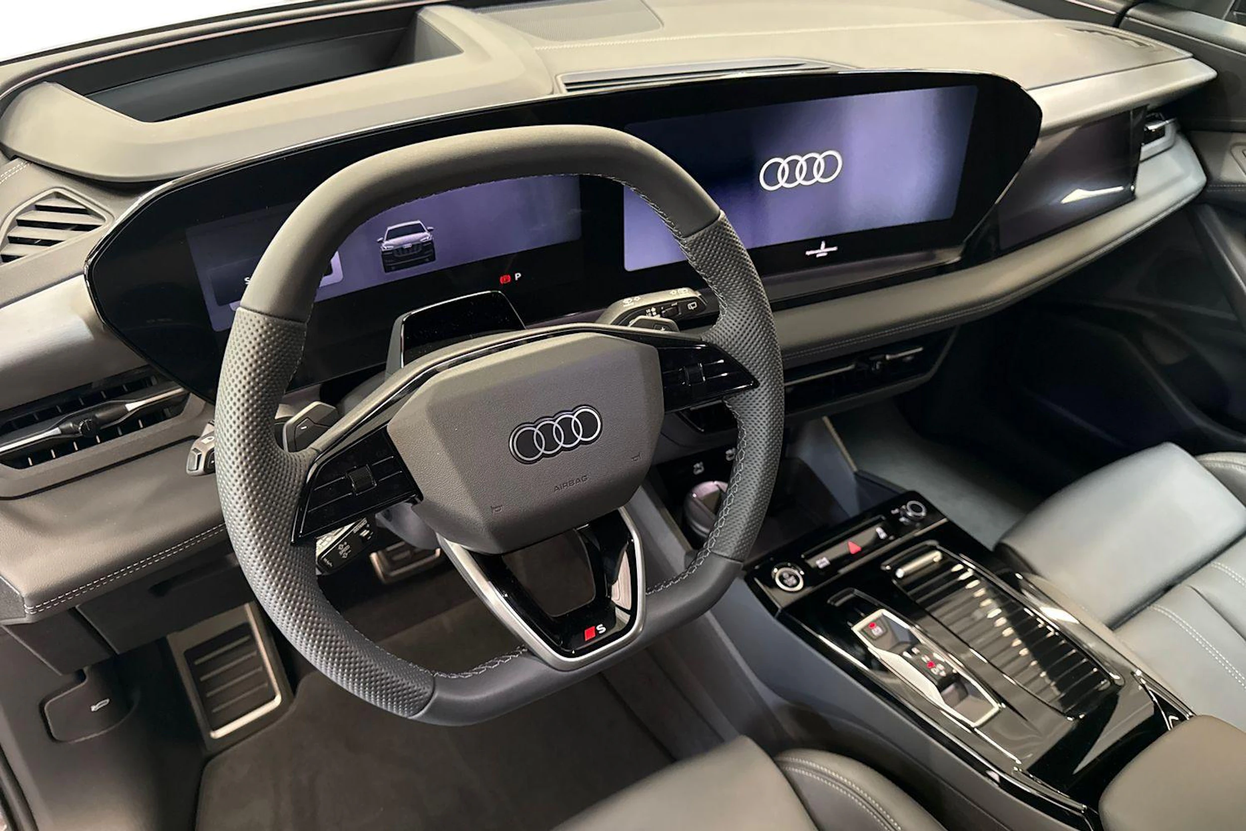 met. harmaa Audi Q6 e-tron 2026 kuva 6.