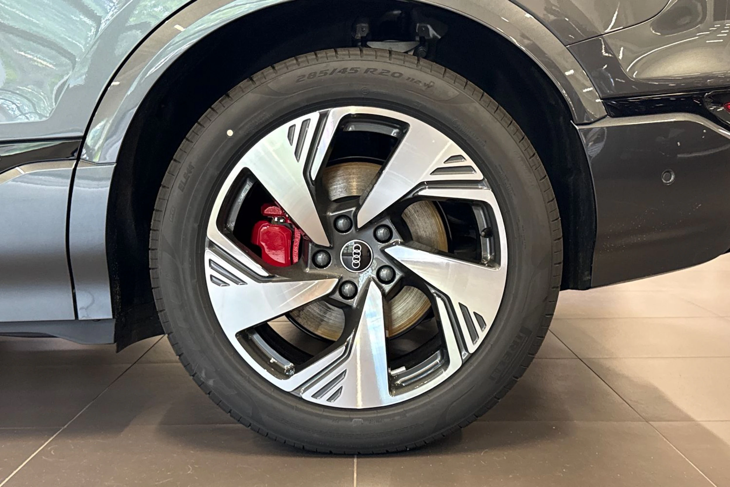 met. harmaa Audi Q6 e-tron 2026 kuva 10.