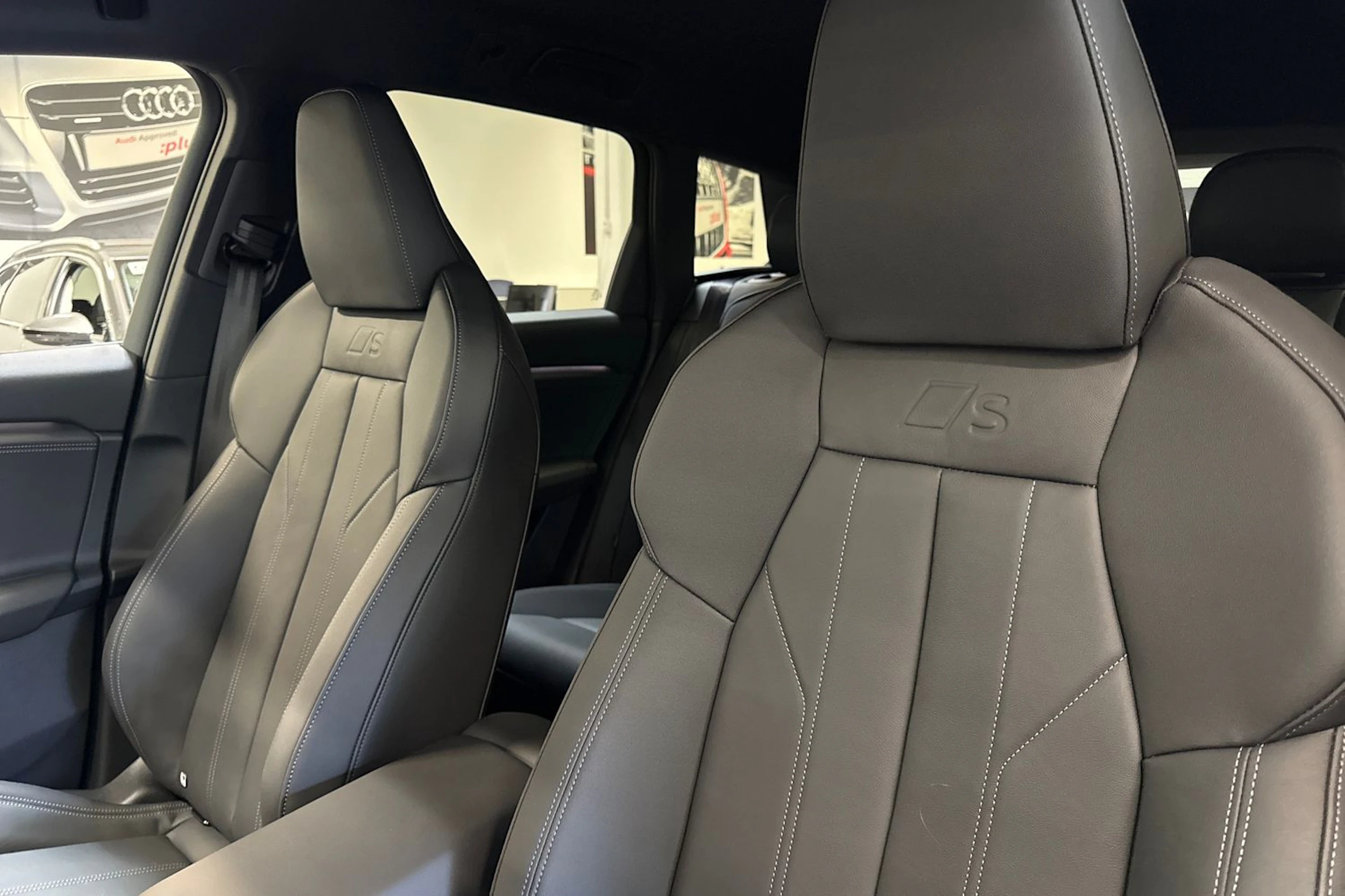 met. harmaa Audi Q6 e-tron 2026 kuva 13.