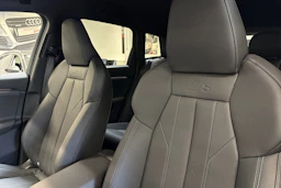 met. harmaa Audi Q6 e-tron 2026 kuva 13.