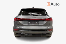 harmaa Audi Q6 e-tron 2026 kuva 3.