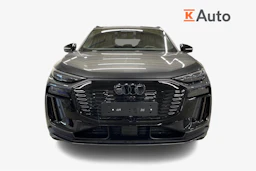 harmaa Audi Q6 e-tron 2026 kuva 4.