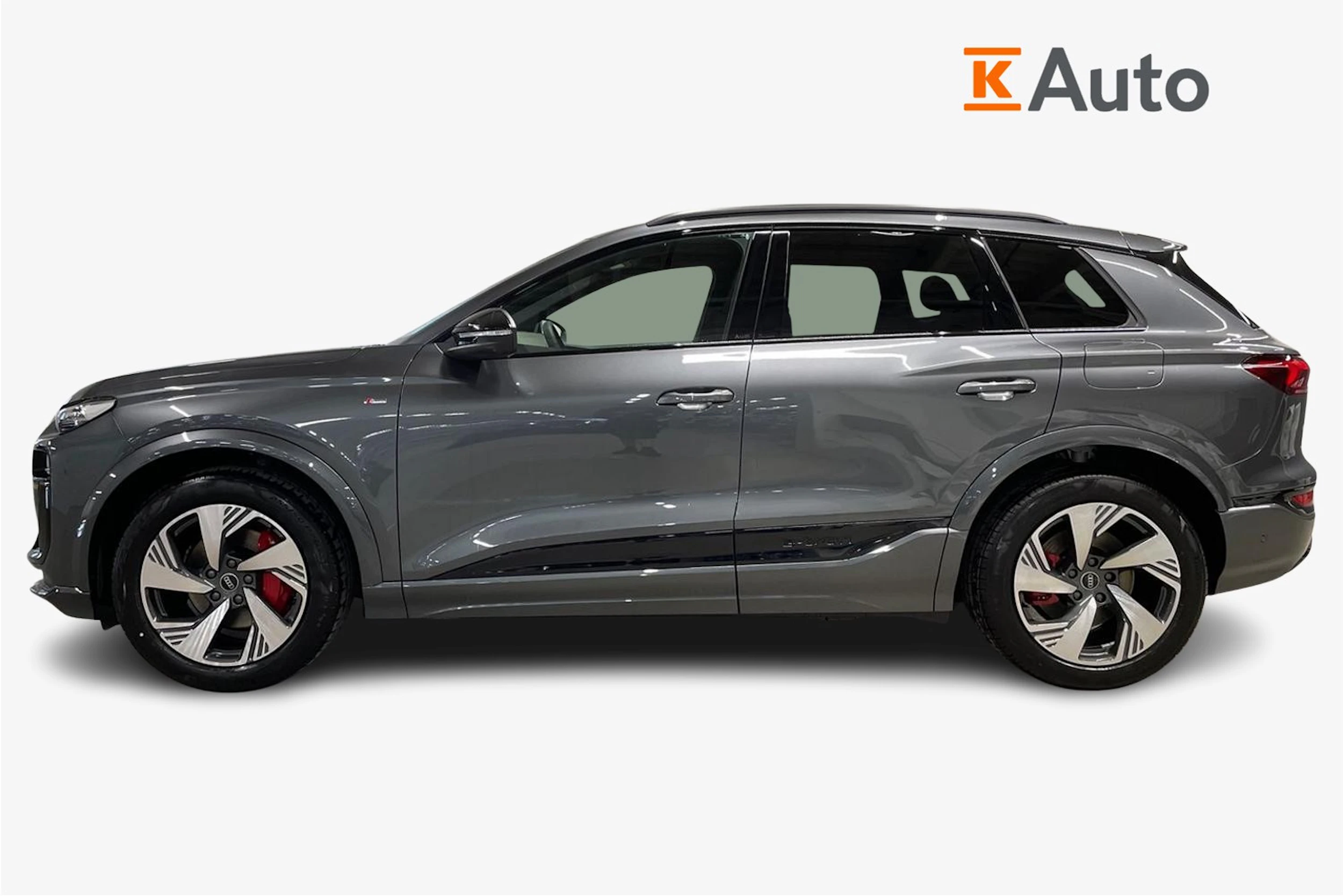 harmaa Audi Q6 e-tron 2026 kuva 5.