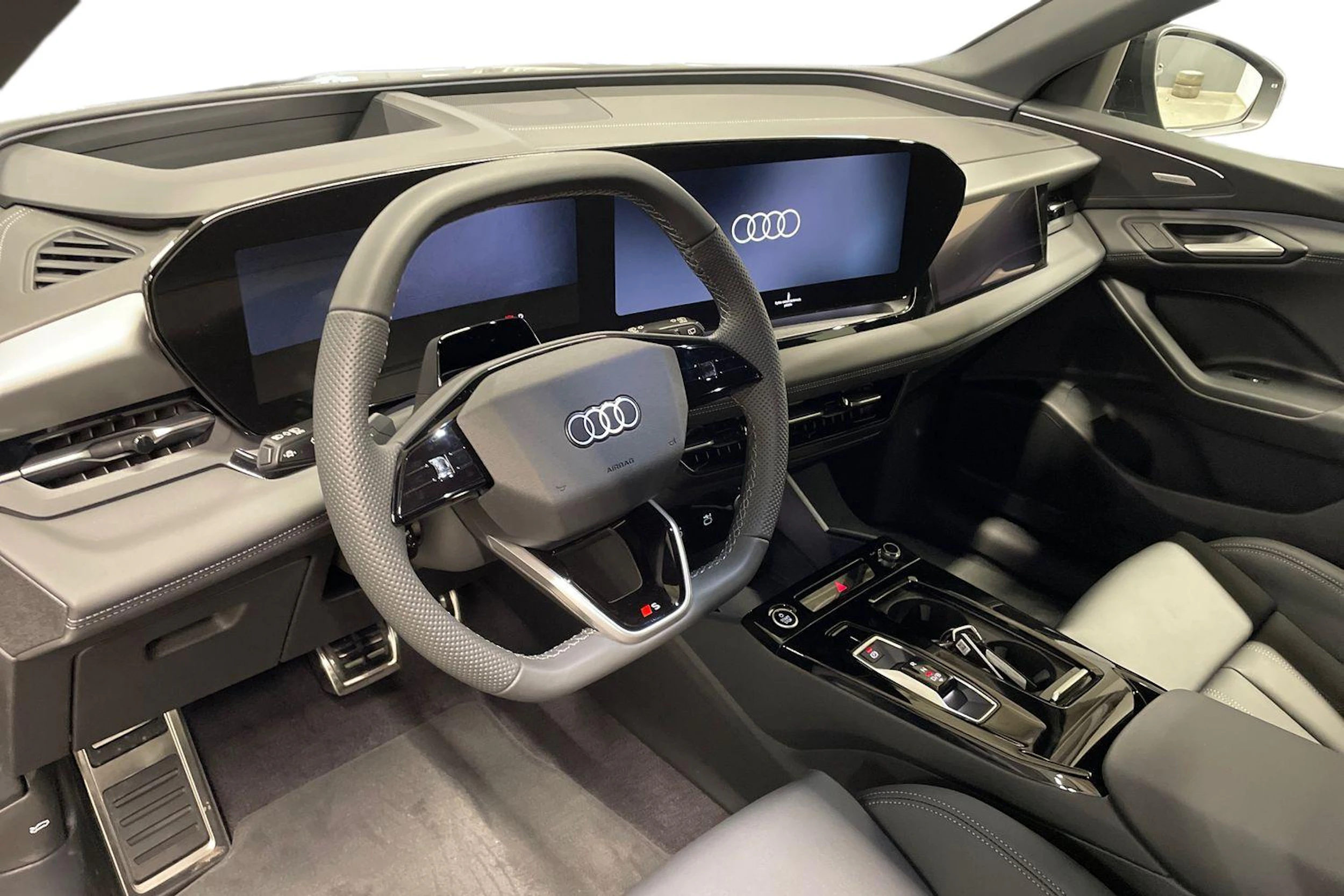 harmaa Audi Q6 e-tron 2026 kuva 6.