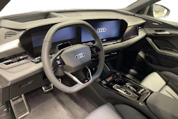 harmaa Audi Q6 e-tron 2026 kuva 6.
