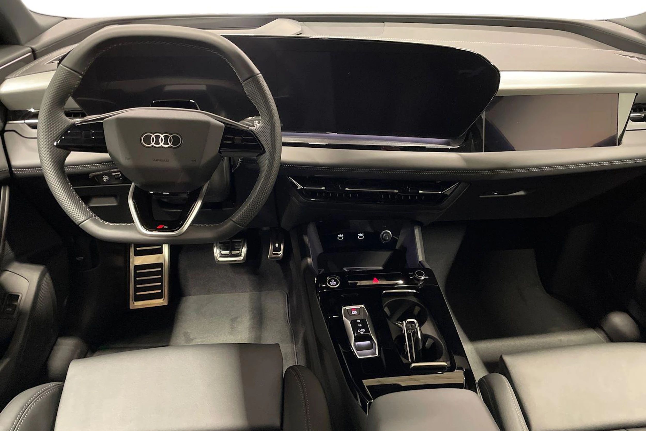 harmaa Audi Q6 e-tron 2026 kuva 7.