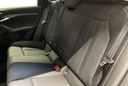 harmaa Audi Q6 e-tron 2026 kuva 8.