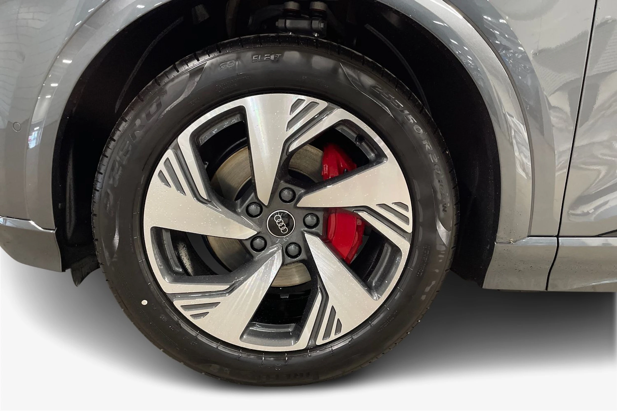 harmaa Audi Q6 e-tron 2026 kuva 9.