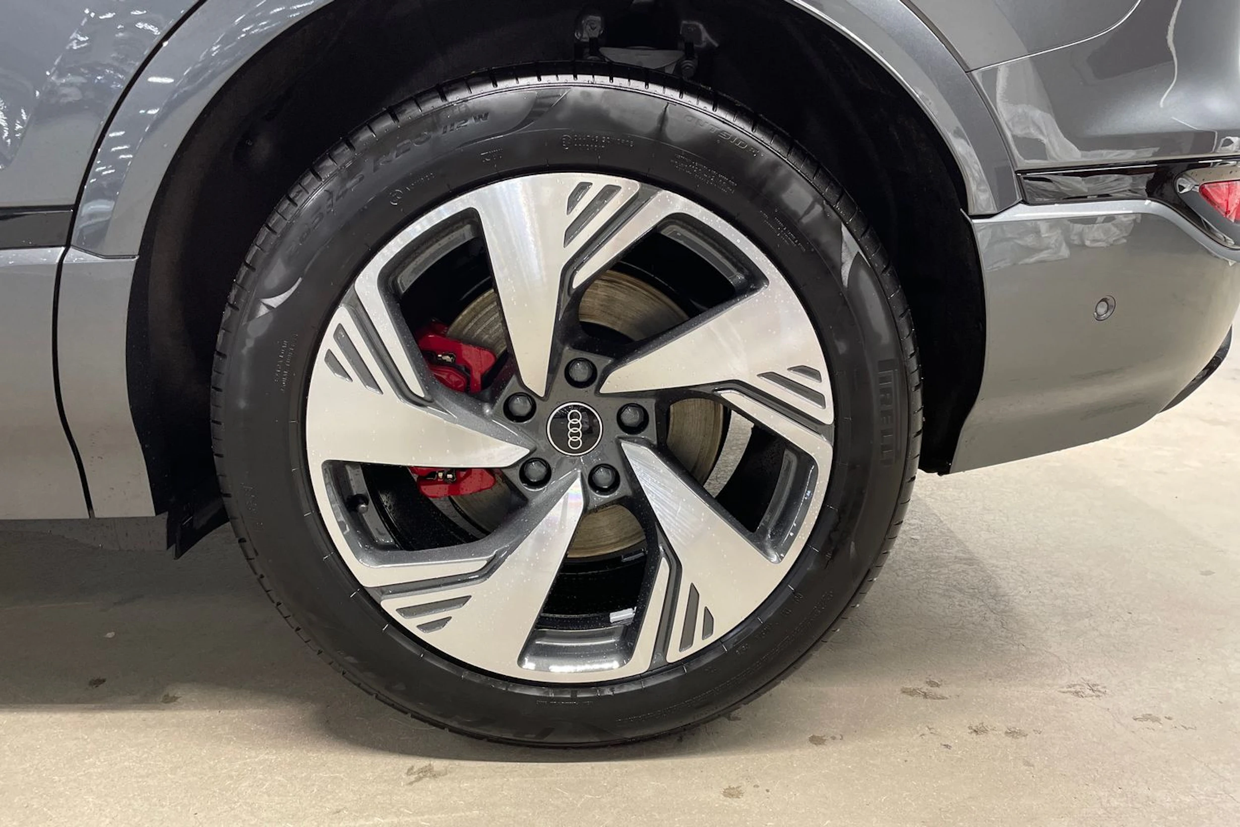 harmaa Audi Q6 e-tron 2026 kuva 10.