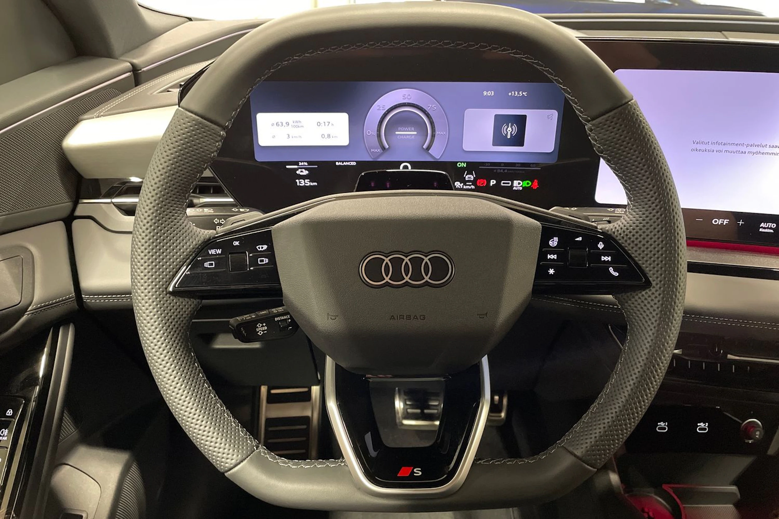 harmaa Audi Q6 e-tron 2026 kuva 12.