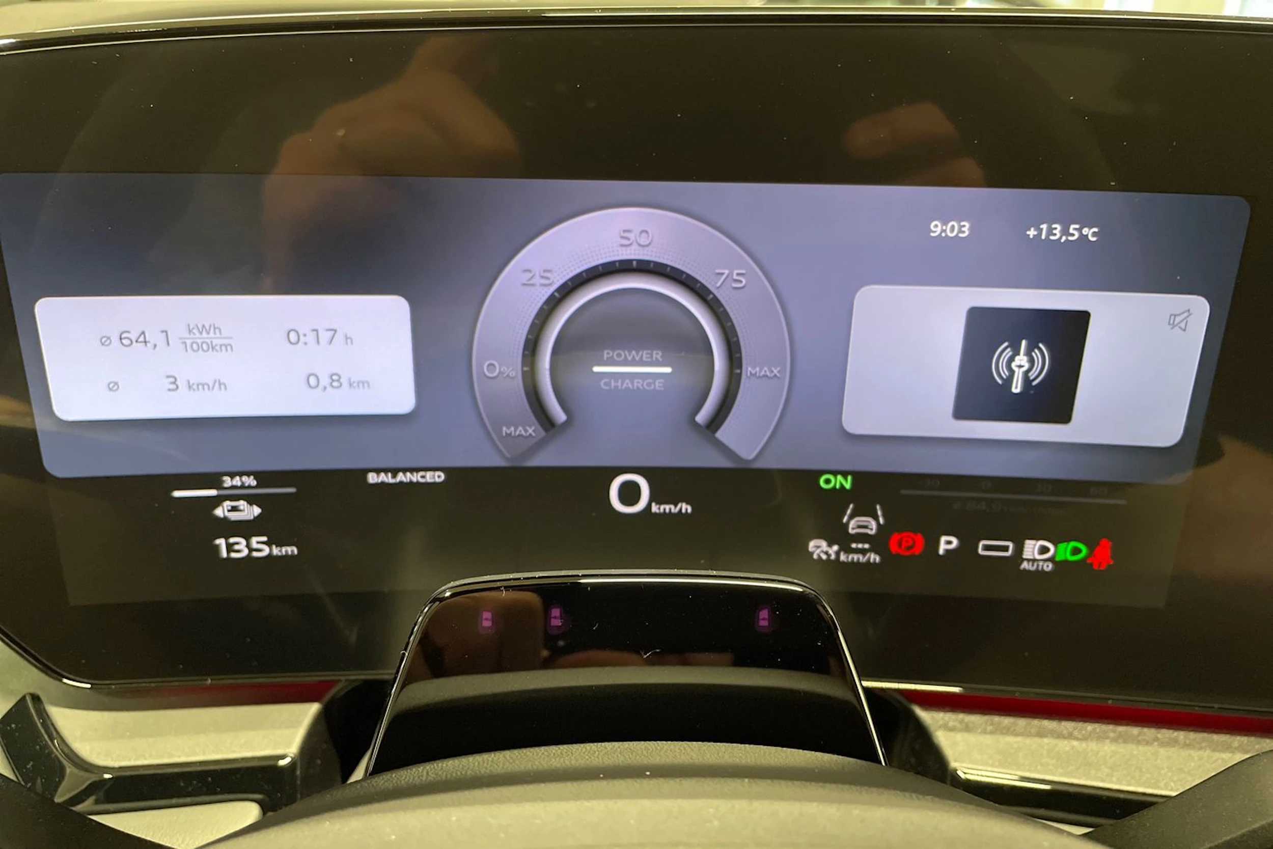 harmaa Audi Q6 e-tron 2026 kuva 13.